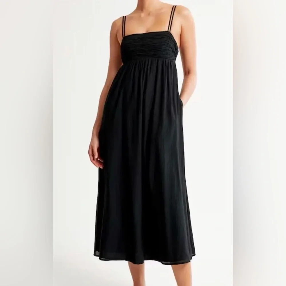 Abercrombie and Fitch Cut-out Back Maxi Dress in Black - Size XSP